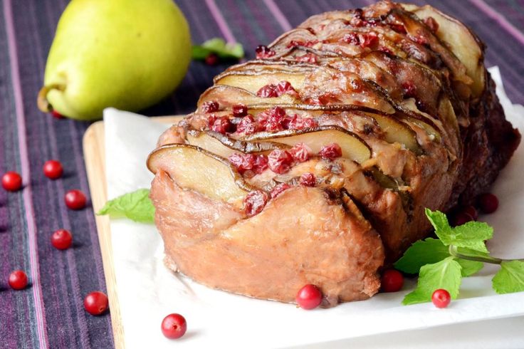 Свинина–гармошка с грушами в духовке 